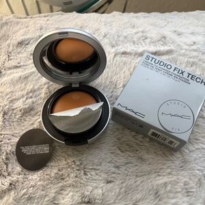 New with Box MAC Studio Fix Tech Cream-To-Powder Foundation *NW22* / .35 oz